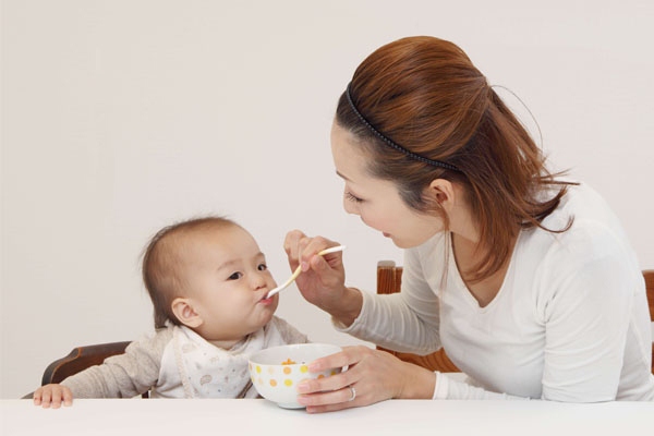 Không nên cho bé ăn thịt cá quá sớm
