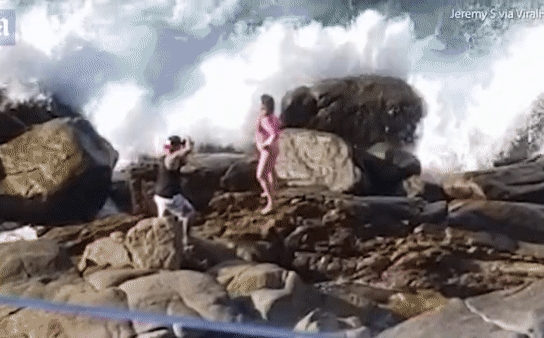 Cặp đôi bị sóng đánh suýt đập đầu vào đá khi chụp ảnh 