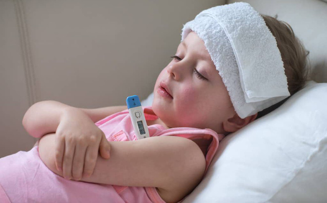 Đắp khăn ấm cho trẻ khi bị sốt giúp giảm nhiệt