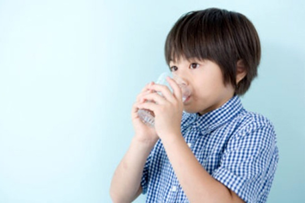 Cho trẻ bù nước khi bị sốt