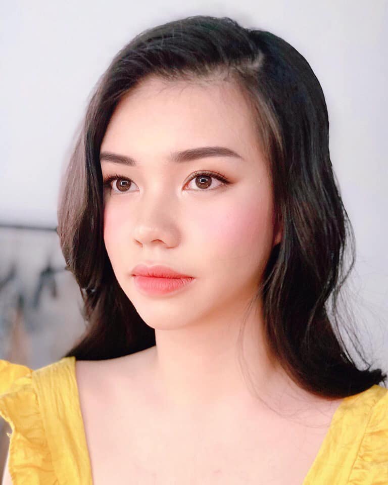 Thậm chí, có hình ảnh chụp góc nghiêng của Trà My được cư dân mạng nhận xét giống Hoa hậu Phạm Hương.    