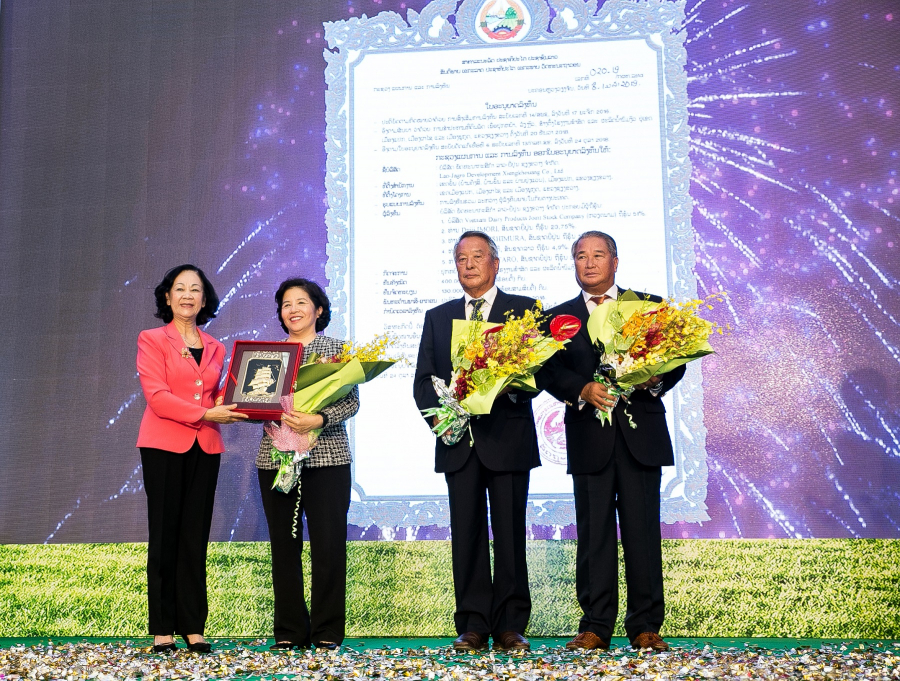Bà Trương Thị Mai - Ủy viên Bộ Chính trị, Bí thư Trung ương Đảng, Trưởng ban Dân vận Trung ương Đảng Cộng sản Việt Nam tặng hoa chúc mừng cho ban lãnh đạo Công ty Lao-Jagro nhân sự kiện chính thức ra mắt