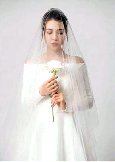 Đàm Thu Trang xinh đẹp trong chiếc váy trắng tinh khôi.