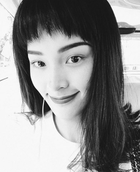 Trong khi tình cũ Cường Đô La đang chuẩn bị cưới Đàm Thu Trang thì Hạ Vi lại tự đăng ảnh dìm mình trên mạng xã hội khiến dân tình bất ngờ. Nữ diễn viên đăng tải hình ảnh selfie trắng đen với mái tóc 
