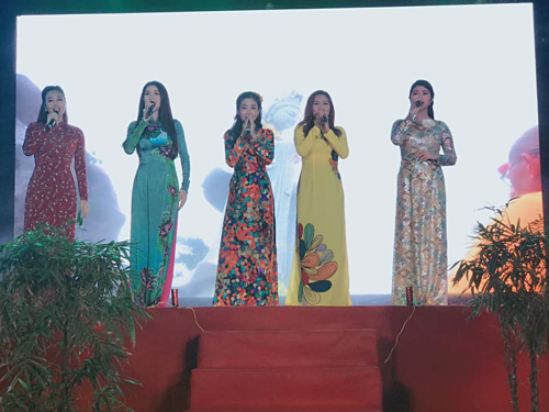 Mai Phương biểu diễn cùng Kha Ly và nhiều nghệ sĩ khác.     