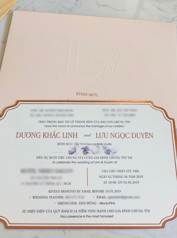 Thiệp cưới của Dương Khắc Linh và Sara Lưu được một người bạn đăng tải trên trang cá nhân.  