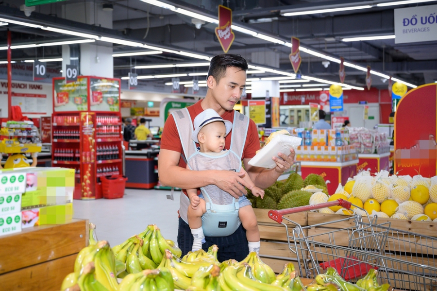 Nam diễn viên chơi với con, cho ăn, đưa con đi siêu thị, đi chợ nấu bữa ăn để vợ về đến nhà đã có 