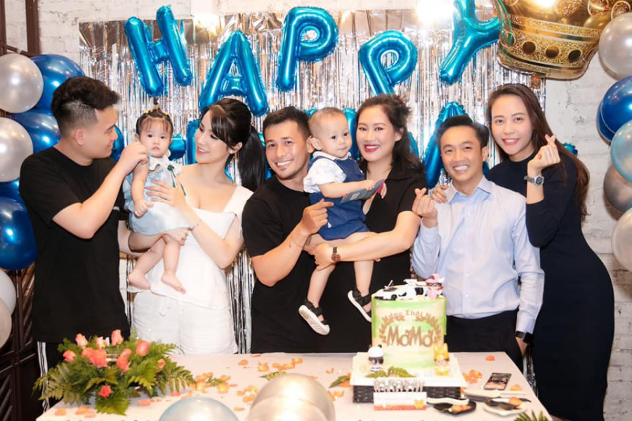Xuất hiện với vóc dáng khác thường trong tiệc sinh nhật con trai Pông Chuẩn, Đàm Thu Trang vướng nghi án đã mang thai. Nhất là khi suốt bữa tiệc tổ chức ngay tại nhà hàng của cô, cựu người mẫu kiêm ca sĩ hạn chế chụp hình và luôn 