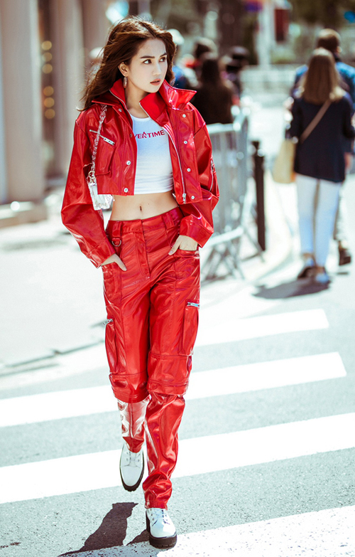 Sang Pháp tham dự LHP Cannes, Ngọc Trinh tranh thủ chụp hình street style trên phố. Chân dài nổi bật với cây đồ da đỏ rực khoe eo thon.    
