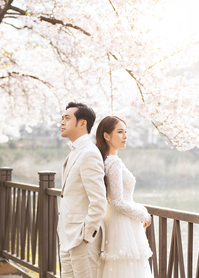 Như thông tin đã đưa từ trước, hôn lễ của nhạc sĩ Dương Khắc Linh và ca sĩ Ngọc Duyên (Sara Lưu) sẽ diễn ra vào ngày 2/6 tới tại một khách sạn sang trọng ở trung tâm TP.HCM. Trước khi ngày trọng đại chính thức diễn ra, cặp đôi đã hé lộ bộ ảnh cưới được chụp tại Seoul, Hàn Quốc cách đây không lâu.    