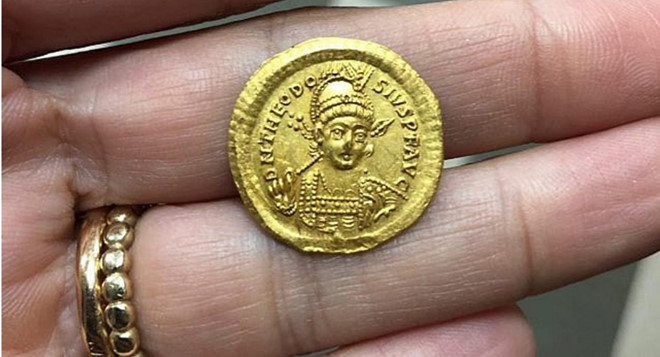 Đồng xu cổ thời Byzantine lần đầu tiên được tìm thấy tại Israel.