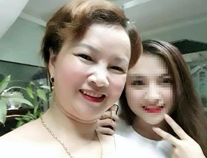 Bà Trần Thị Hiền chụp ảnh cùng con gái Cao Mỹ Duyên. Ảnh: FBNV.