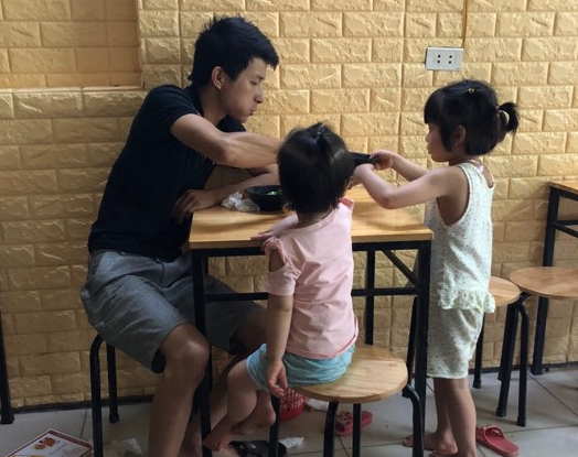 Ông bố đưa hai cô con gái đi ăn chè.