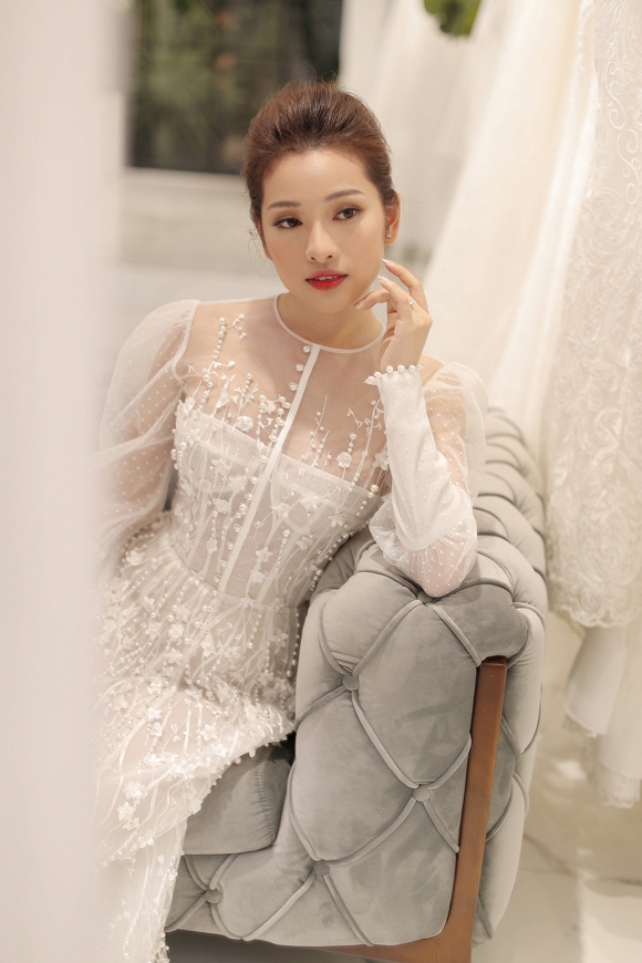 Sara Lưu trong trang phục cưới kín đáo và cổ điển.  