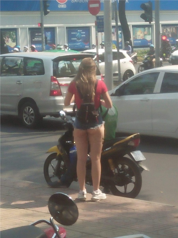 Hình ảnh cô gái ăn mặc phản cảm đứng giữa đường.