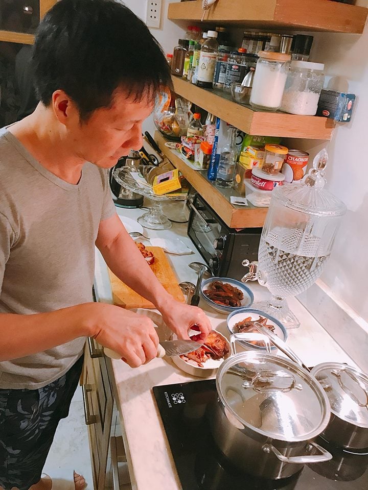 Đại gia họ Nguyễn vào bếp nấu nướng, bóc đồ ăn chăm sóc vợ Phan Như Thảo.