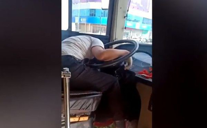 Tài xế xe buýt bị người đàn ông hành hung.