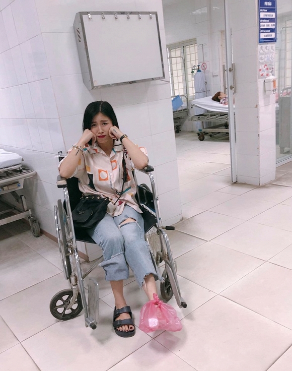 MC Hoàng Linh bị tai nạn lật ngón chân, phải nhập viện và ngồi xe lăn.  