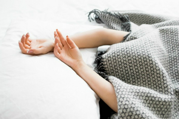 Trùm chăn khi ngủ khiến bạn hít thở không khí ô nhiễm