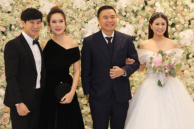 Vợ chồng Lý Hải - Minh Hà đến mừng hạnh phúc của đồng nghiệp.    