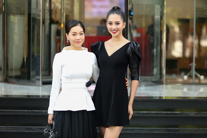 Hoa hậu Tiểu Vy chụp ảnh cùng bà Phạm Kim Dung, Trưởng ban tổ chức cuộc thi. Ngoài Tiểu Vy, Hoa hậu Mỹ Linh cũng đảm nhận vai trò đại sứ của Miss World Việt Nam, sẽ cùng đồng hành trong các hoạt động tuyển sinh cũng như các vòng thi quan trọng.  