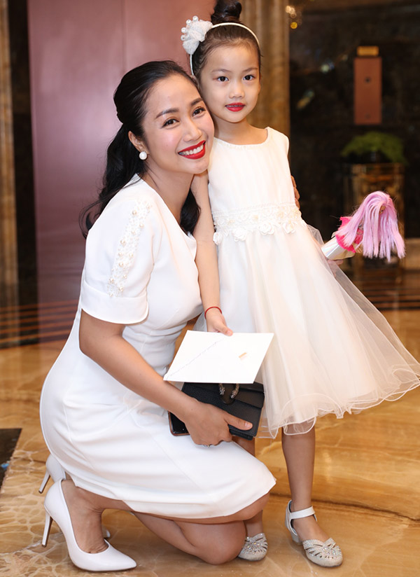 Ốc Thanh Vân mặc ton-sur-ton trắng với con gái.    
