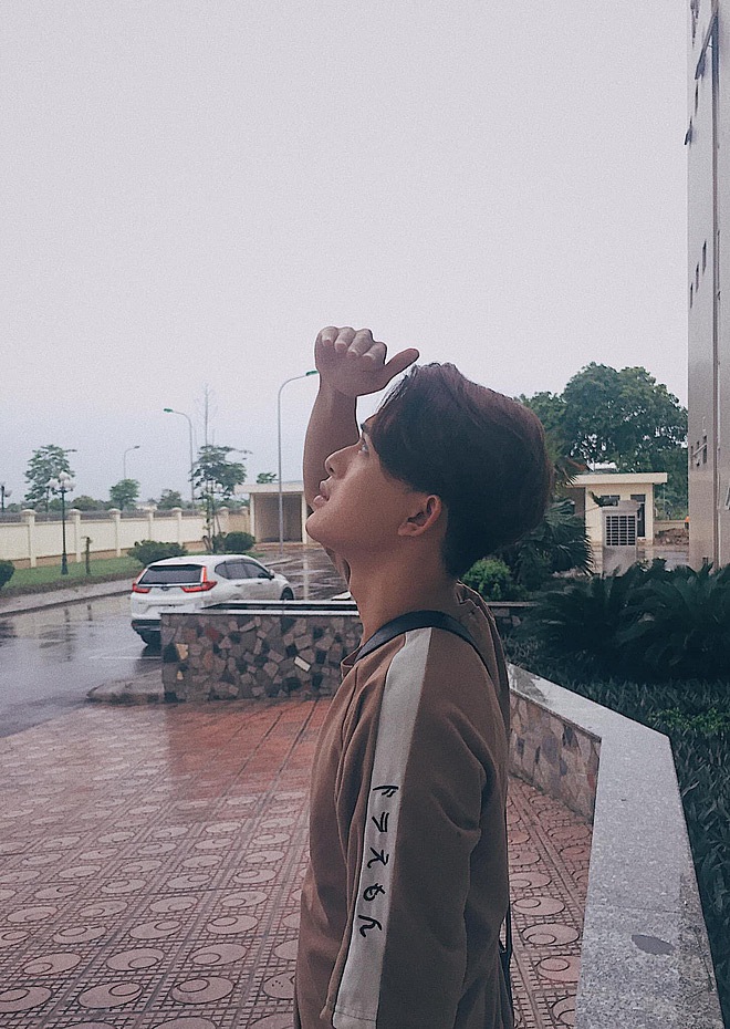 Quang Anh “Về nhà đi con” khoe góc nghiêng vô cùng đẹp trai khiến nhiều người thích thú.