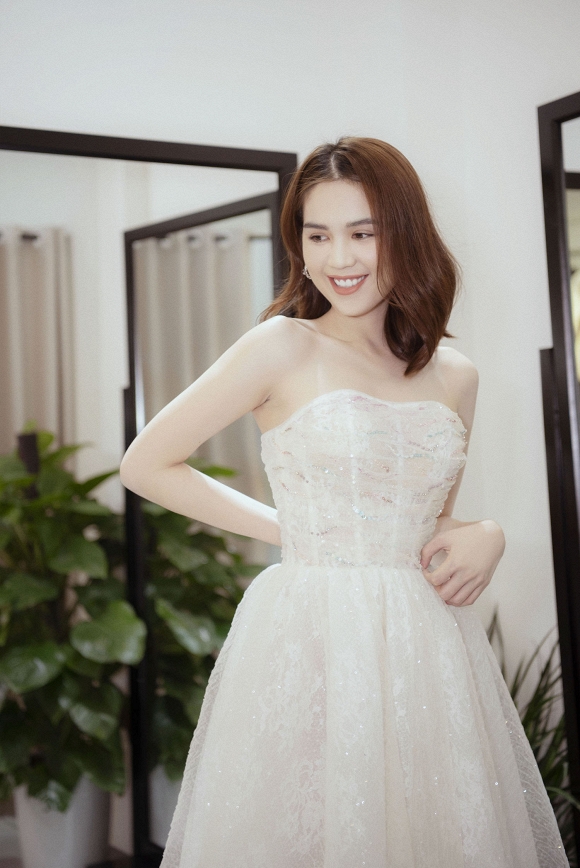 Ngọc Trinh vô cùng xinh xắn khi diện chiếc váy cúp ngực trắng tinh khôi.  