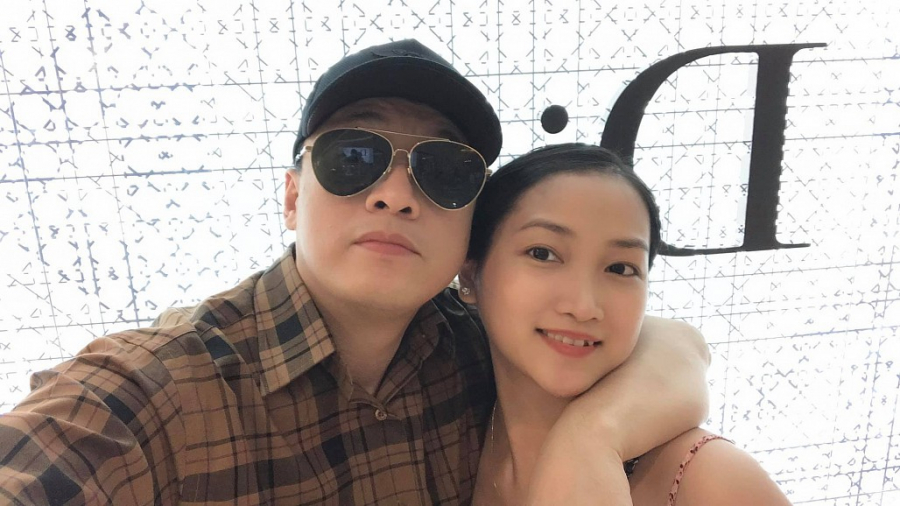 Vợ chồng Lam Trường tình tứ selfie.    