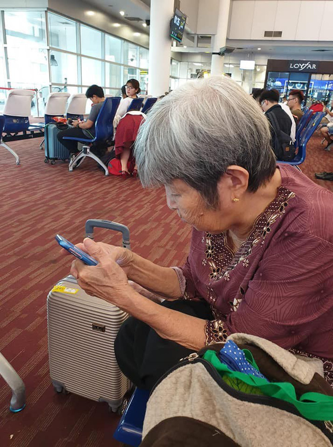 Cụ bà 76 tuổi tự túc đi du lịch Thái Lan khiến mọi người bái phục.