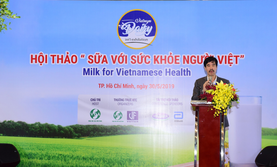 Ông Nguyễn Quốc Khánh – Giám đốc Điều hành Vinamilk chia sẻ những thông tin bổ ích tới người tiêu dùng tham gia hội thảo