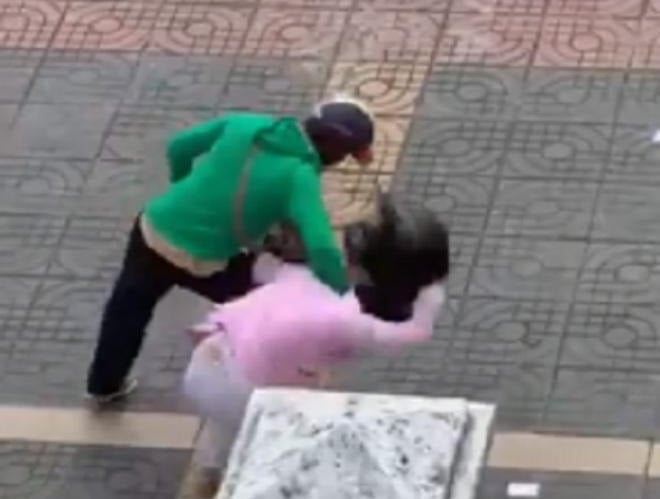 Người chồng đánh đập vợ bầu giữa phố.