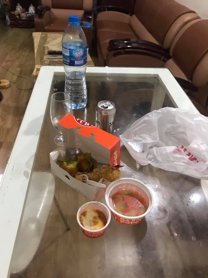 Đồ ăn thừa bị bỏ lại trên bàn.