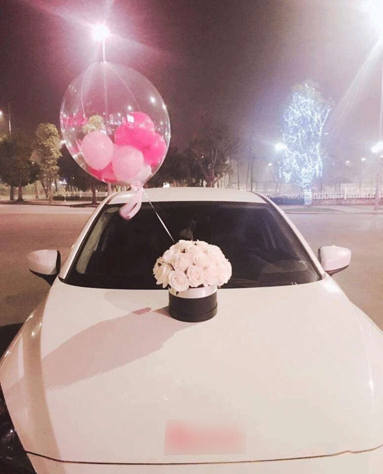 Chiếc ô tô được anh chàng trang trí lãng mạn để đi tán gái.