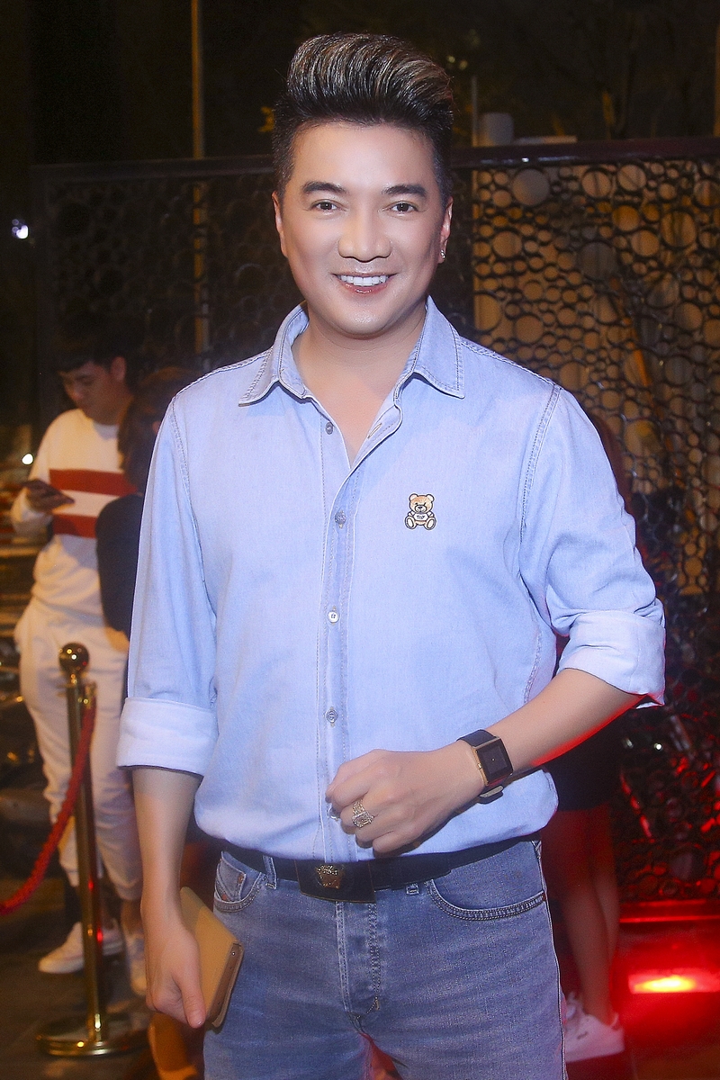 Ca sĩ Đàm Vĩnh Hưng dành thời gian đến chúc mừng tuổi mới của Nguyễn Hồng Thuận.    