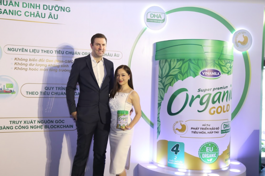 Lan Phương cùng chồng, anh David Duffy cũng bày tỏ sự phấn khích bởi sản phẩm sữa công thức đầu tiên sản xuất tại Việt Nam được chứng nhận Organic Châu Âu