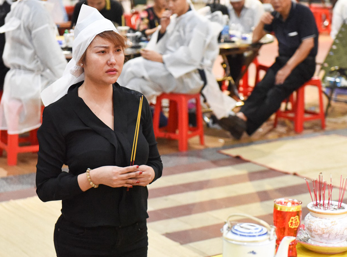 Phi Thanh Vân tại đám tang bố hôm 3/6.