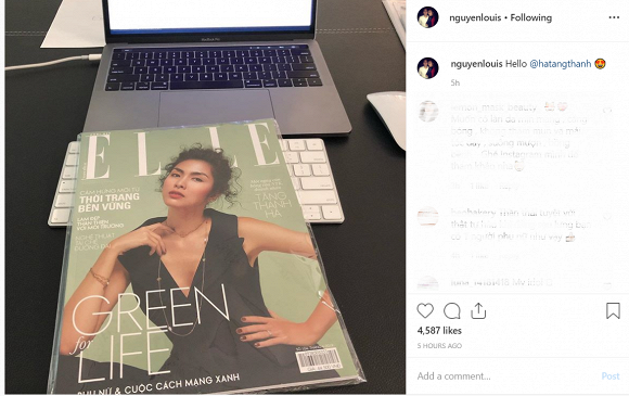 Louis Nguyễn để tạp chí có hình ảnh của vợ ở trang bìa trên bàn làm việc một cách thích thú.  