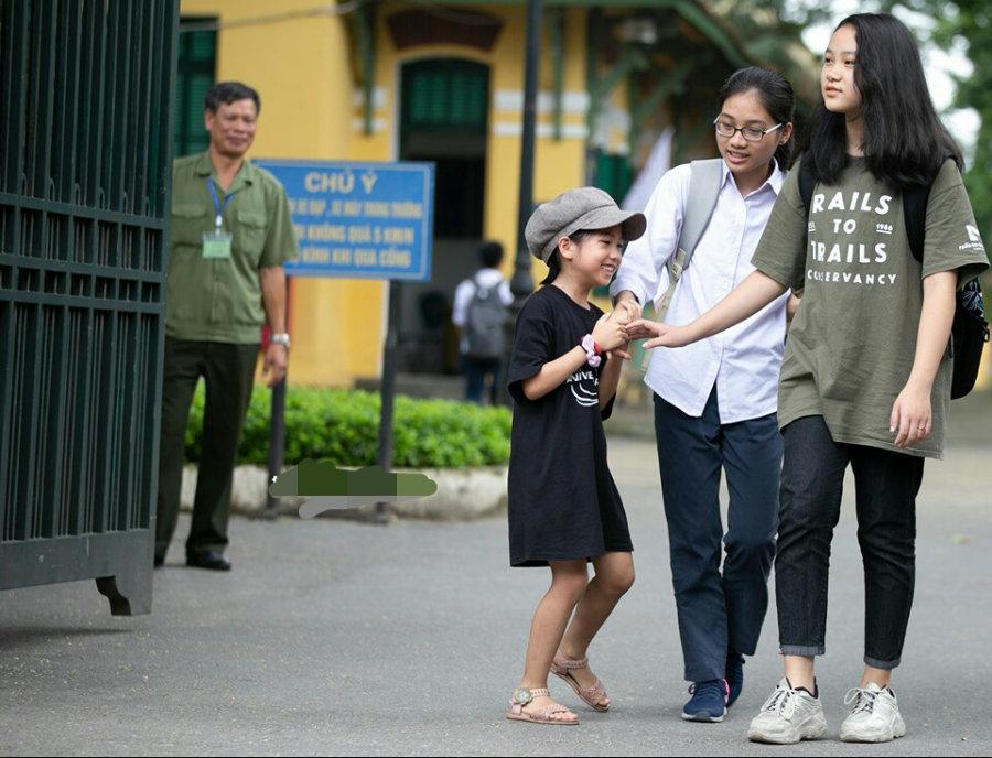 Chị em họ vui vẻ nắm tay nhau ra về.