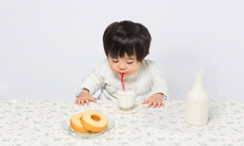 Không cho trẻ uống sữa đậu nành khi đang dùng kháng sinh