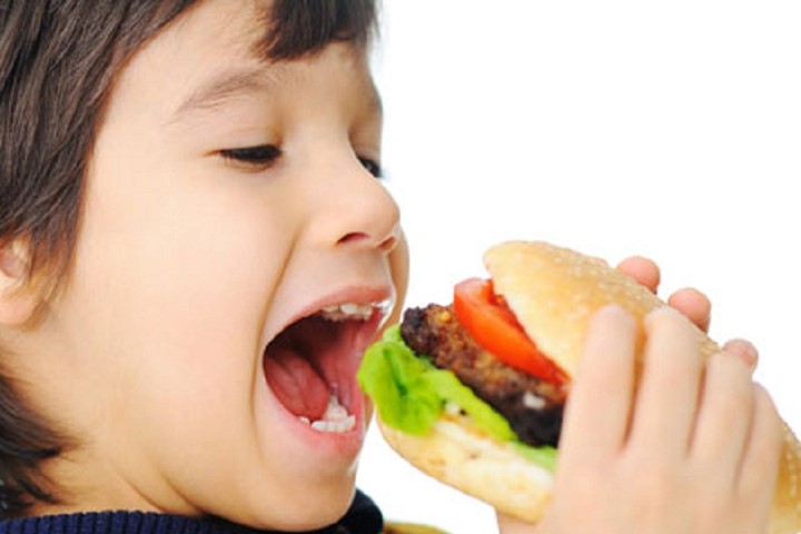 Đồ ăn nhanh gây hại cho thận của trẻ