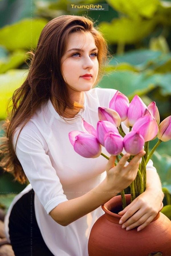 Cô gái người Ukraine khoe vẻ đẹp tinh khôi, dịu dàng mà vẫn vô cùng rực rỡ bên hoa sen.