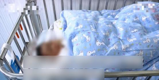 Bé trai 3 tháng tuổi không may qua đời khi ngủ với ba mẹ