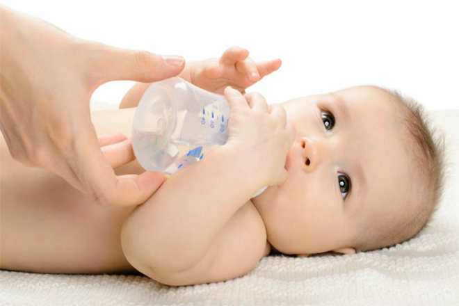 Trẻ đầy bụng sau khi uống sữa cần phải kiểm tra bác sĩ