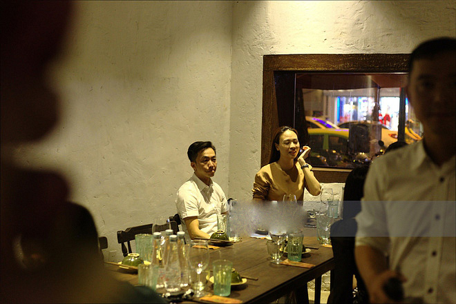 Sau đó, Cường Đô La và Đàm Thu Trang cùng bạn bè ăn tối trong một nhà hàng.    