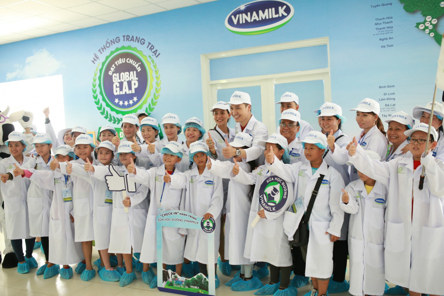 Diễn viên Mạnh Trường và các khách mời thích thú tặng Like cho Resort bò sữa Tây Ninh đạt chuẩn Global GAP