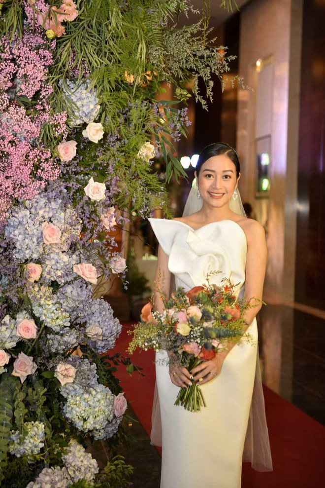 MC Phí Linh xuất hiện xinh đẹp trong đám cưới.    