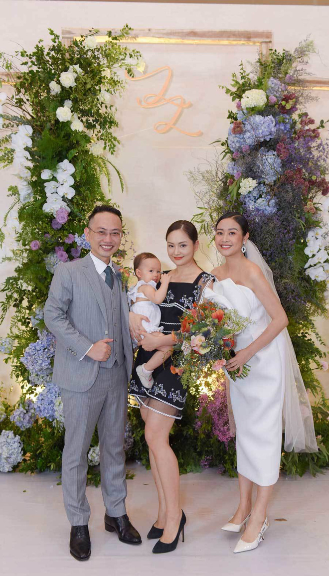Diễn viên Lan Phương mang cả nhóc tì đáng yêu tới dự tiệc cưới người em thân thiết.    