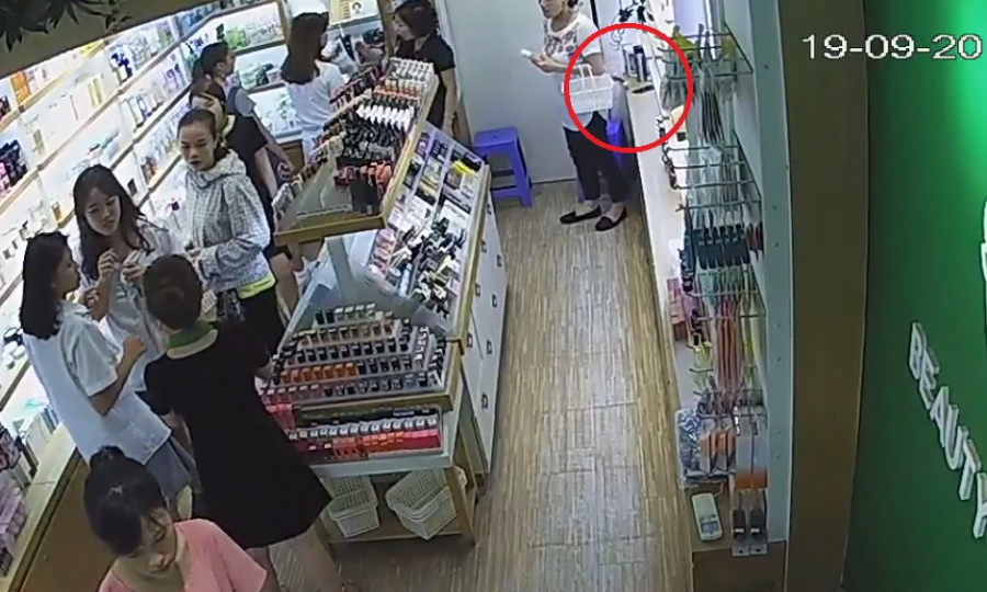Người phụ nữ lấy chiếc điện thoại tại một cửa hàng.