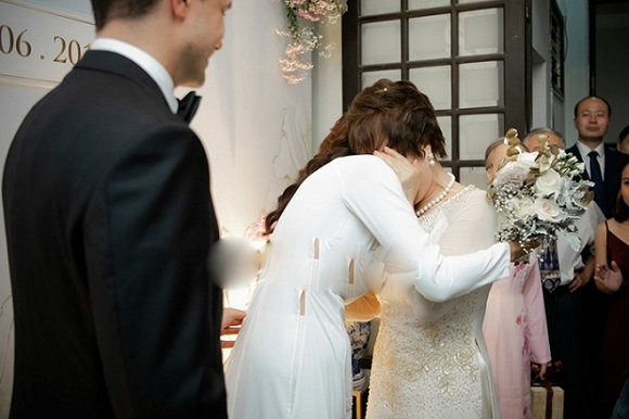 Vừa rạng rỡ ít giây trước đó, cô dâu Phương Mai đã lại khóc nghẹn ôm chầm lấy mẹ.